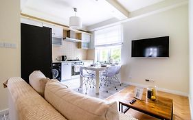 Renovated 3 Room Apt. Near Polin/Oldtown